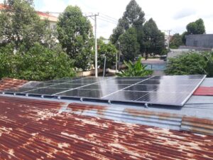 hình ảnh thực tế lắp pin mặt trời trên mái nhà 
